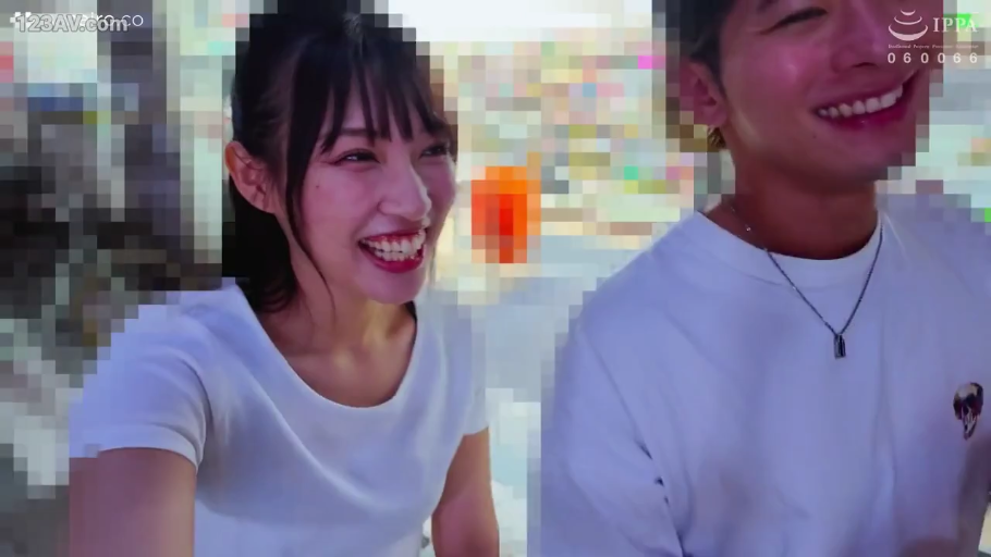 室内 · 微笑 · 上半身特写 · 白色蕾丝内衣 · 智能手机 · 玩手机 · 齐刘海 · 持机坐姿