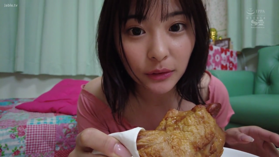 室内 · 坐姿 · 专注 · 嘴部 · 粉色露肩上衣 · 吃鸡腿 · 炸鸡腿 · 生活视角