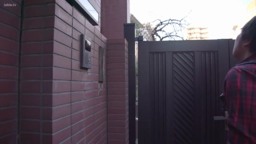 格子衬衫 · 单人 · 站立 · 平静 · 室外 · 侧脸 · 访客 · 钱包