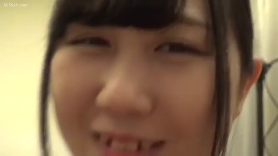 室内 · 脸部特写 · 微笑 · 对视 · 长发 · 正脸