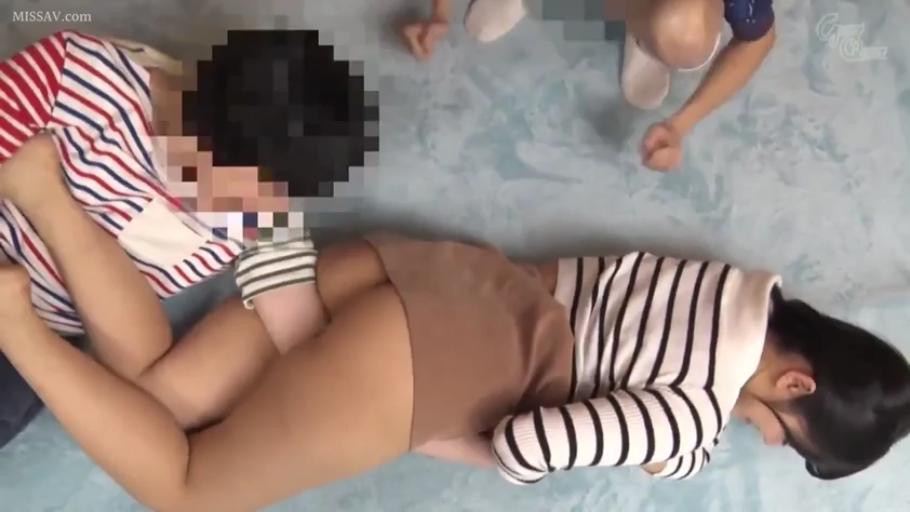 室内 · 插入 · 投入 · 俯拍 · 条纹衫 · 抬腿 · 下体特写