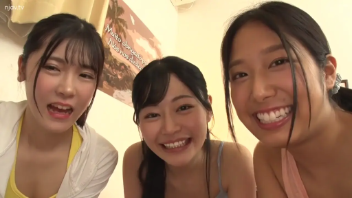 室内 · 开怀大笑 · 顔の極端なクローズアップ · 三人合影 · 背景装饰画 · 背心与外套 · 俯身凑向镜头 · 对镜欢笑