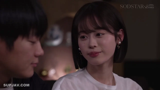 室内 · 坐姿 · 微笑 · 耳环 · 面部特写 · 注视 · 短发 · 白色T恤