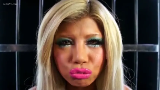 脸部大特写 · 嘟嘴 · 搞怪 · 正面直视 · 浓妆 · 监狱场景 · 辣妹妆容