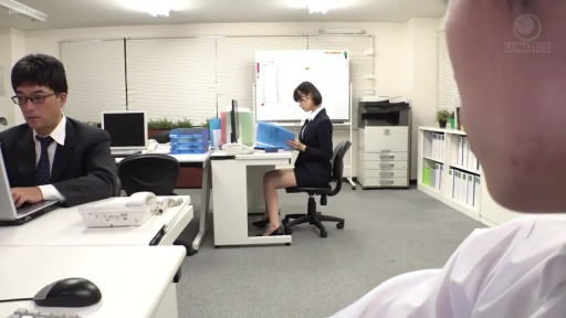 座り姿勢 · 集中 · 办公室 · 全景 · パソコン · ビジネススーツ · 覗き見視点 · 工作