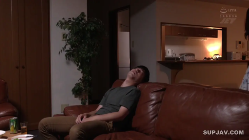 リビング · いいえ · 沉醉 · 小花柄ワンピース · 站立拥吻 · 複数人シーン · 真皮沙发 · 男女接吻