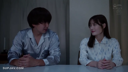 室内 · 坐姿 · 微笑 · 半身 · 对视 · 睡衣 · 情侣 · 长桌