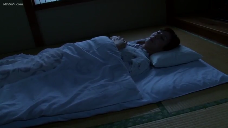 和室 · 闭眼 · 仰卧 · 榻榻米 · 睡衣 · 睡眠 · 夜晚