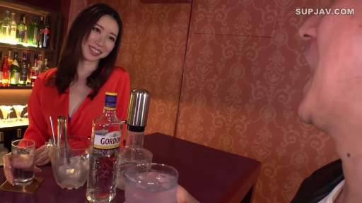 坐姿 · 中景 · 微笑 · 酒杯 · 酒吧 · 社交 · 敬酒 · 红衬衫