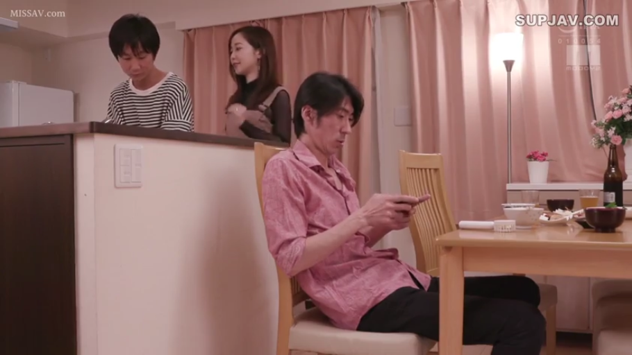 座り姿勢 · 集中 · カジュアルウェア · 多人 · 携帯電話 · 餐厅 · 玩手机