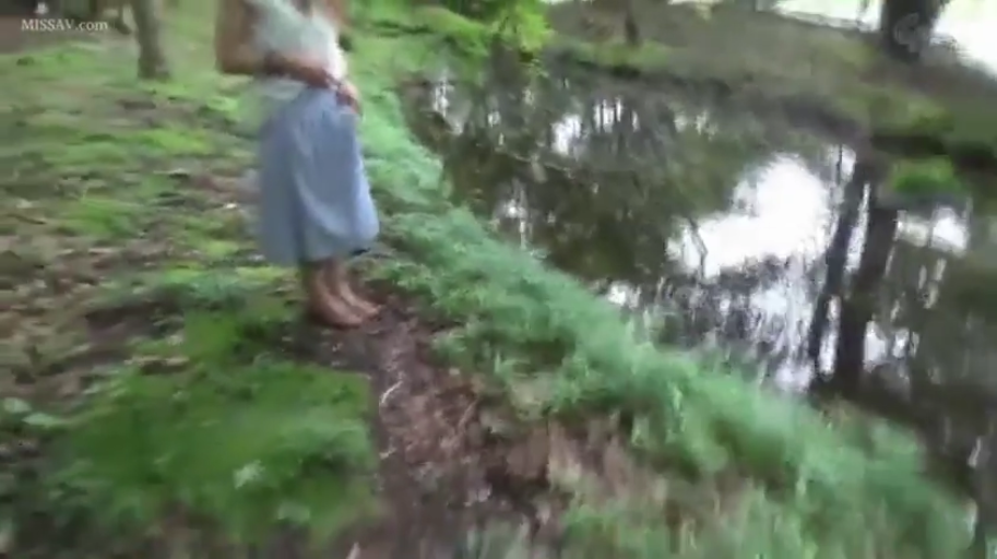 站立 · 屋外 · ぼかし · 撩裙 · 青いロングスカート