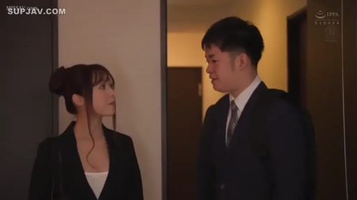 室内 · 严肃 · 中景 · 职业装 · 剧情 · 交流 · 背包 · 对视站立