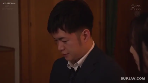 室内 · 严肃 · 沉思 · 半身 · 西装 · 男优 · 低头站立