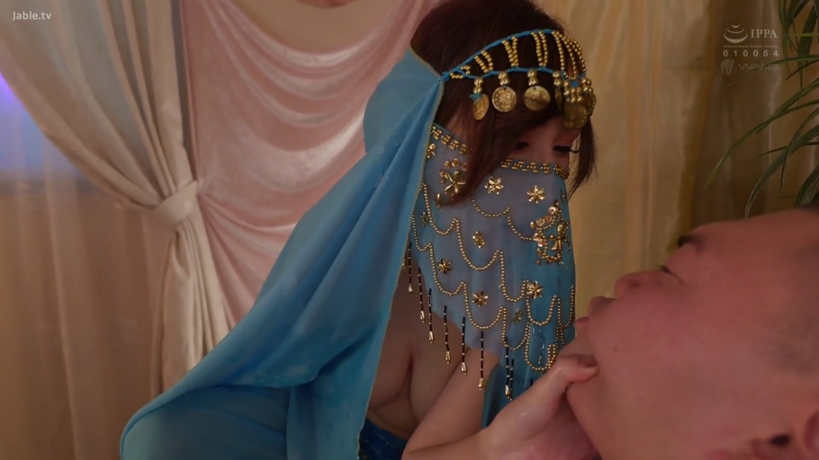 室内 · 坐姿 · 胸部 · 凝视 · 露点 · 调情 · 面纱 · 异域服