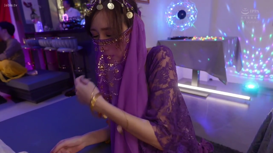 坐姿 · 忧郁 · 半身特写 · 酒吧 · 整理服饰 · 霓虹灯 · 面纱 · 紫色异域服饰