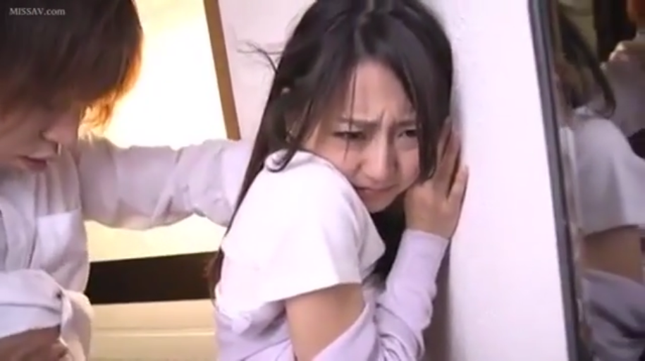 站立 · 红色上衣 · 厨房 · 平淡 · 橱柜 · 整理衣服