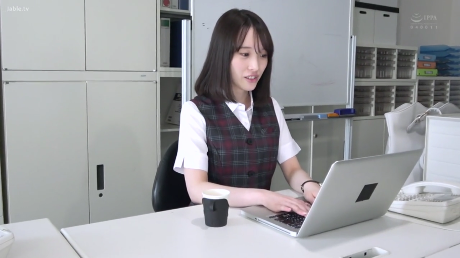 坐姿 · 办公室 · 自然 · 半身 · 笔记本电脑 · 办公 · OL制服