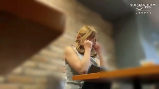 坐姿 · 憂鬱 · 中景 · 桌子 · 餐厅 · 掩面 · 无袖连衣裙 · 遮挡视角