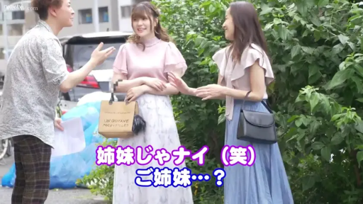 站立 · 中景 · 手提包 · 多人 · 搭讪 · 开心 · 格纹裤 · 街头