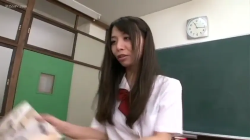 红色领结 · 教室 · 站立 · 平静 · 挂钟 · 整理书本 · 学生角色