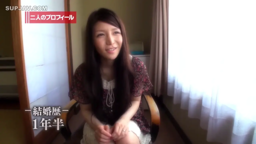 室内 · 座り姿勢 · 微笑 · 半身 · 椅子 · 访谈 · 碎花上衣 · 人妻