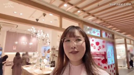 注视镜头 · 温柔微笑 · 粉色针织衫 · 面部大特写 · 框架眼镜 · 站立姿态 · 素人自拍 · 商场内部