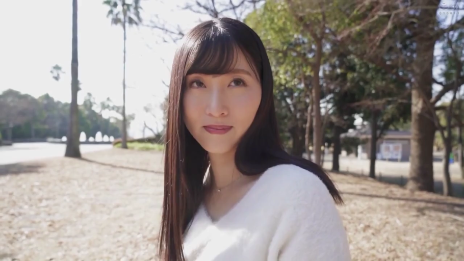 室内 · 低头 · 脸部特写 · 裸露 · 静止 · 闭眼陶醉 · 深色长发