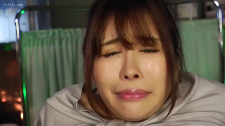 Close-up of the face · moan · 正面 · 诊室 · 病号服 · Japanese AV · 痛苦表情 · 医用隔帘