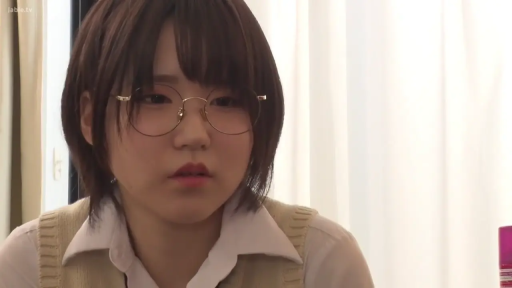 室內 · 坐姿 · 眼鏡 · 臉部特寫 · 學生制服 · 凝视 · 短发 · 淡然