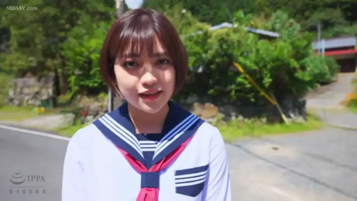 JK制服 · 中景 · 平静 · 背包 · 乘车 · 公共交通 · 公交车内 · 站立拉扶手