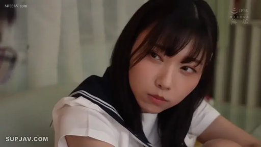 室内 · 坐姿 · 严肃 · 单人 · 脸部特写 · 注视 · 水手服