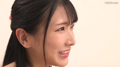 室内 · 微笑 · 面部特写 · 日本AV · 开朗 · 发绳 · 侧脸姿势