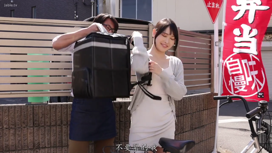 站立 · 中景 · 微笑 · 连衣裙 · 户外街道 · 协助整理背带