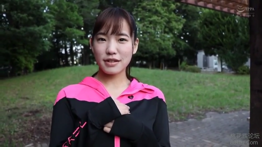 站立 · 上半身特写 · 自然 · 公园 · 看向镜头 · 亚洲女性 · 运动服