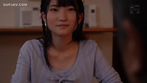 室內 · 坐姿 · 面部 · 微笑 · 凝视 · 浅蓝色上衣 · 编发