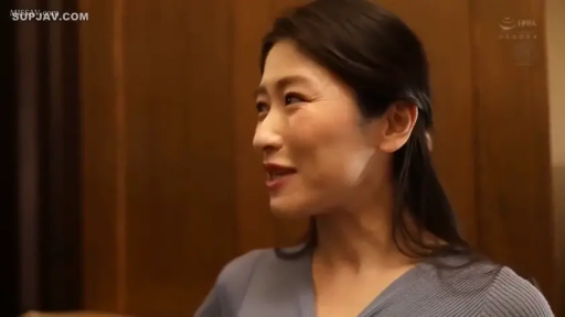 室内 · 交谈 · 脸部特写 · 侧身 · 微笑 · 灰色上衣 · 熟女