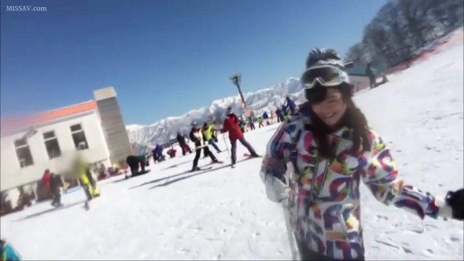 站立 · 微笑 · 滑雪服 · 滑雪场 · 滑雪