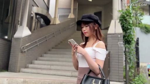 全身 · 站姿 · 自然 · 黒いハンドバッグ · 帽子 · 操作手机 · 室外台阶 · 街头风