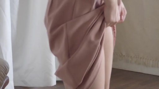 室内 · 站立 · 腿部 · 撩起裙子 · 粉色长裙