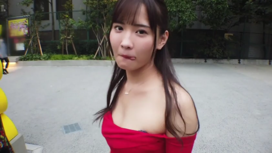 站立 · 项链 · 半身特写 · 舔唇 · 户外公园 · 街拍风格 · 红色露肩裙 · 俏皮挑逗