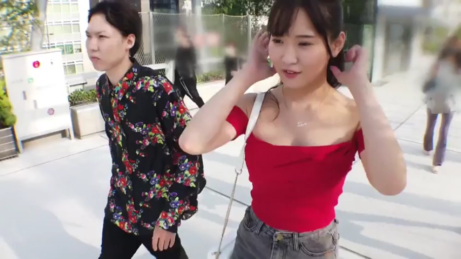 中景 · 自然 · 行走 · 挎包 · 红色露肩上衣 · 户外 · 搭讪 · 街头采访