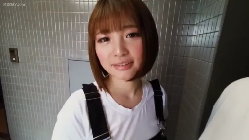 站立 · 平静 · 居家 · 白色蕾丝吊带 · 厨房 · 凝视 · 侧脸 · 冰箱