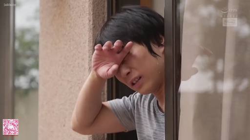 脸部特写 · 站姿 · 痛苦 · 男性 · 灰色短袖 · 窗边 · 擦汗