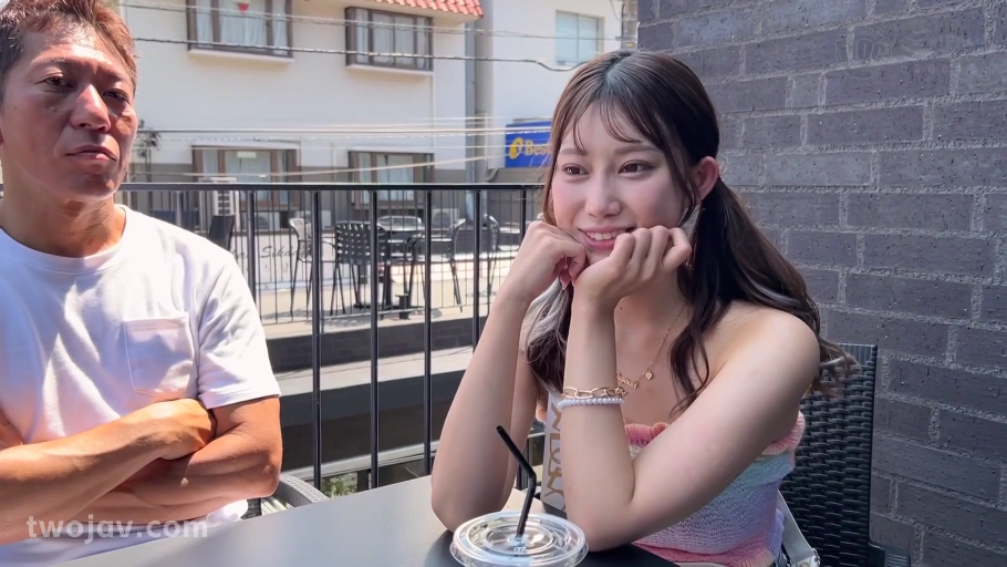 中景 · 微笑 · 谈话 · 托腮 · 素人 · 饮料 · 户外露台 · 针织抹胸