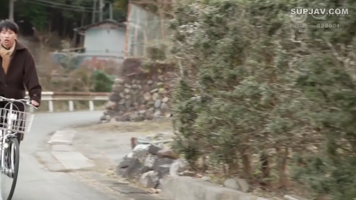 远景 · 户外 · 惊讶 · 白天 · 自行车 · 棕色大衣 · 骑行 · 骑自行车