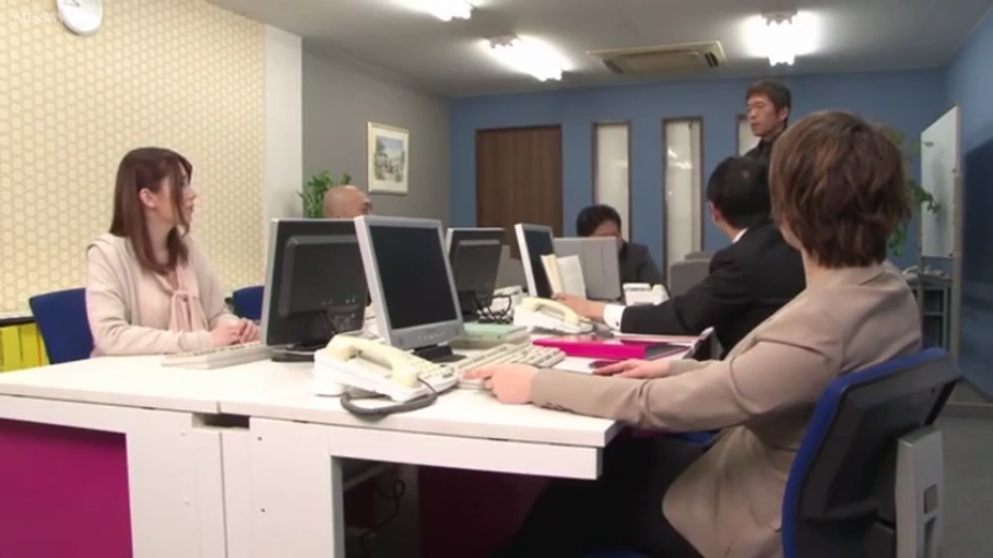 室内 · 中景 · 平静 · 沙发 · 访谈 · 端坐 · 采访 · 白色蕾丝连衣裙