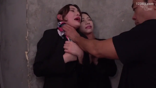 室内 · 脸部 · 职业装 · 多人 · 痛苦 · 靠墙 · 掐脖 · 围巾