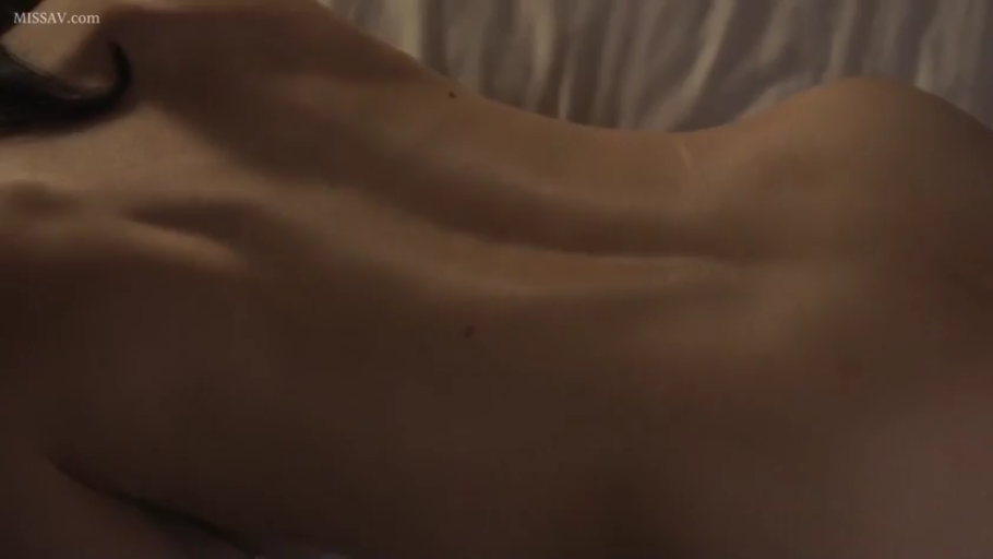 室内 · 全裸 · 展示 · 俯卧 · 床单 · 背部特写 · 肤色