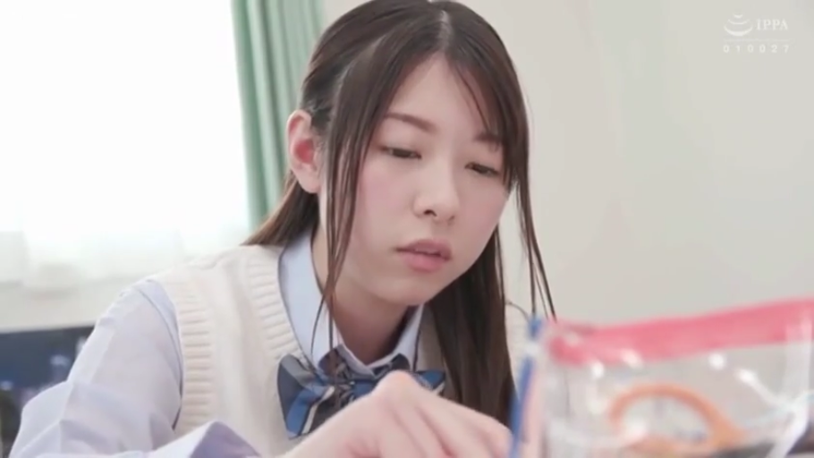 室内 · 坐姿 · 专注 · 学生制服 · 上半身 · 长发 · 学习 · 文具