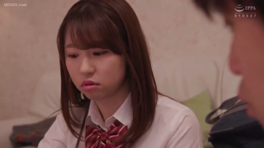 坐姿 · 校服 · 委屈 · 卧室 · 面部特写 · 交流 · 清纯